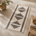 Siwa - Soft grey motifs on ivory - 70 x 140 cm